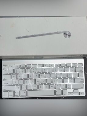 Apple Wireless Keyboard 1st Gen Aluminum Silver White Open Box Bluetooth Slim